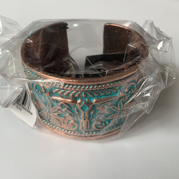 New Bronze Patina "Antique" Cuff with Longhorn - Picture 3 of 6